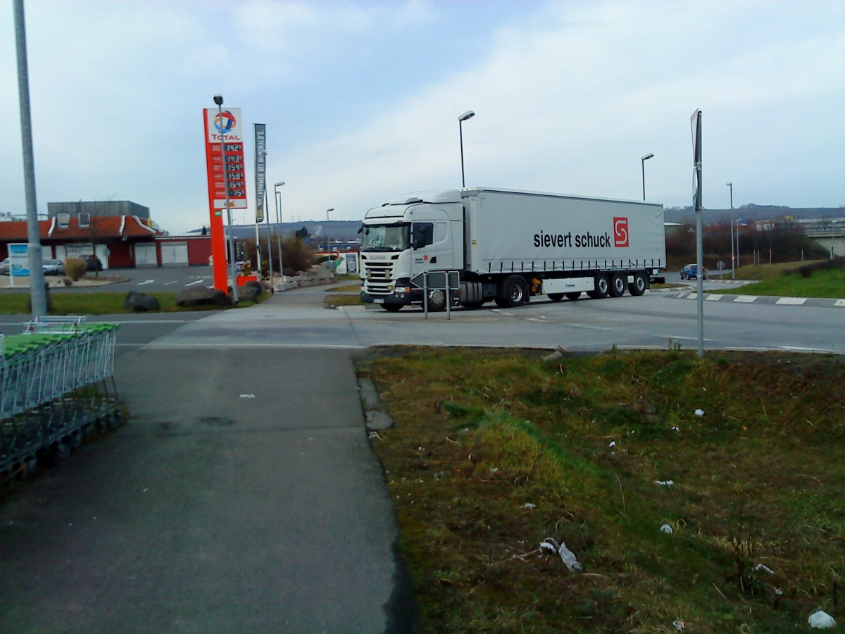 SZM SCANIA R 420 mit Pritsche-Planen-Auflieger der Spedition Ievert Schuck auf dem Weg zum Autohof in Grnstadt am 18.02.2014