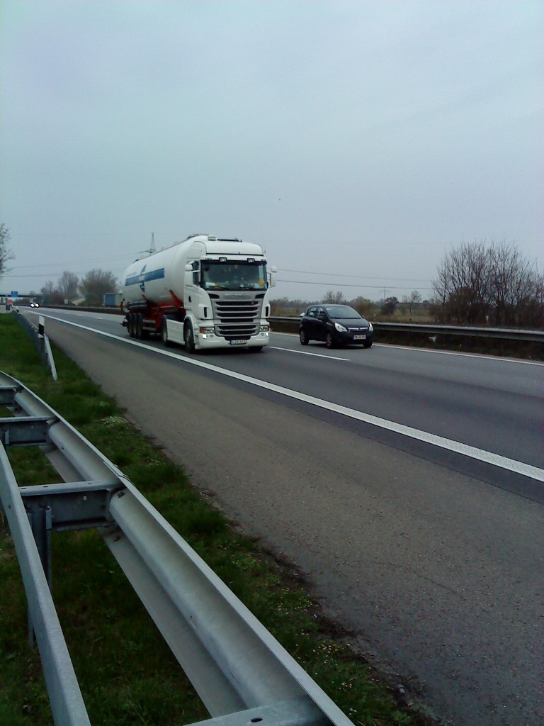 SZM SCANIA R 420 mit Chemietankauflieger gesehen auf der A 61 Hhe Rasthof Dannstadt am 18.03.2014