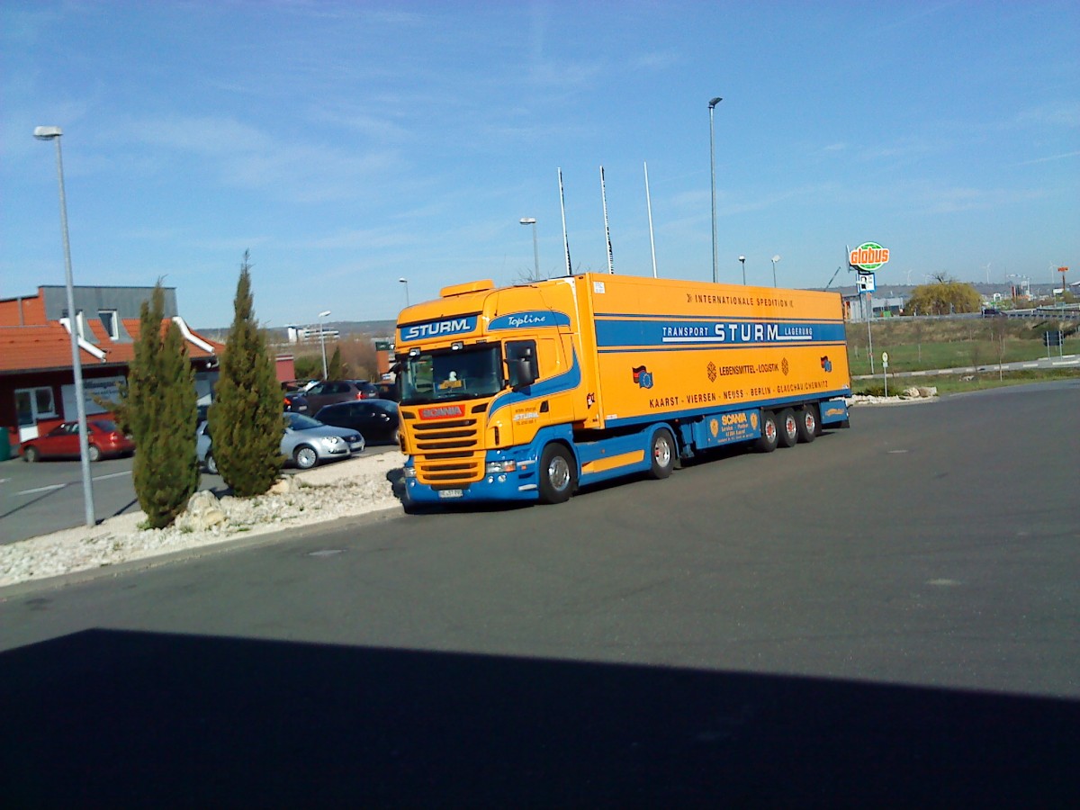 SZM SCANIA R 420 mit Khlkofferauflieger der Spedition Sturm gesehen auf dem Autohof in Grnstadt am 20.03.2014