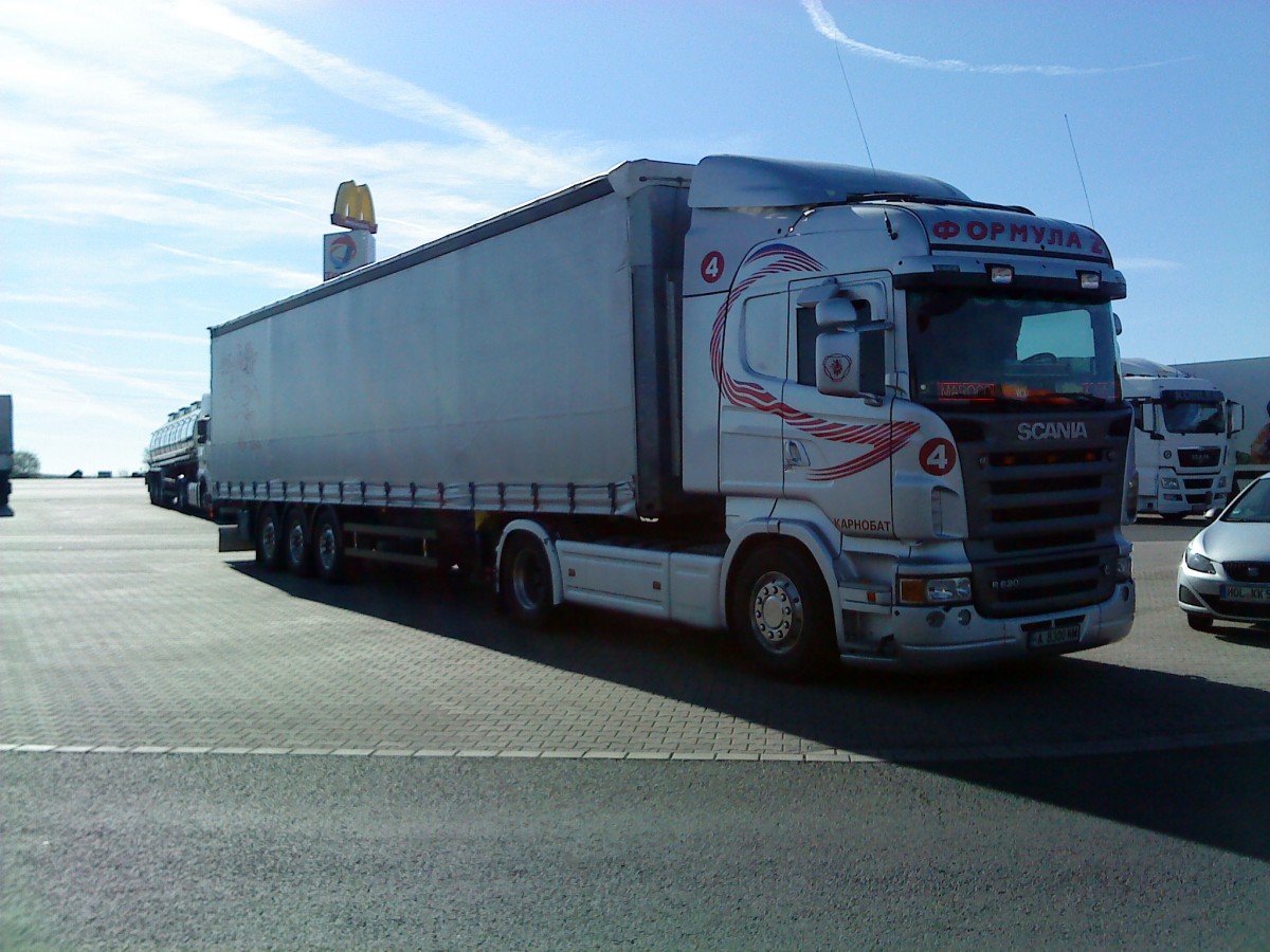 SZM SCANIA  R 420 mit Pritsche-Planen-Auflieger gesehen auf dem Autohof in Grnstadt am 20.03.2014