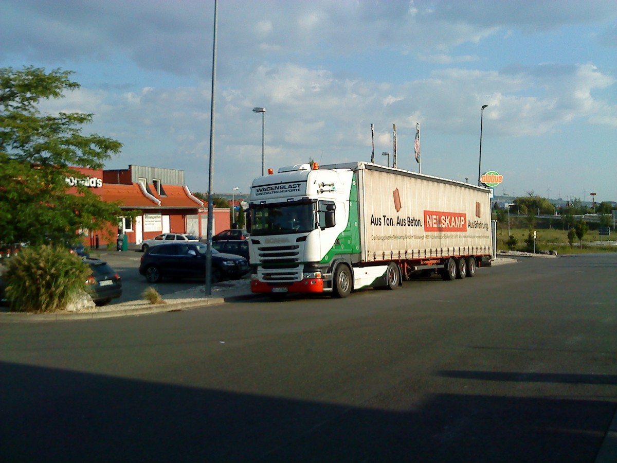 SZM SCANIA R 460 mit Pritsche-Planen-Auflieger der Spedition Wagenblast Spezialtransporte auf dem Autohof in Grnstadt am 25.06.2014