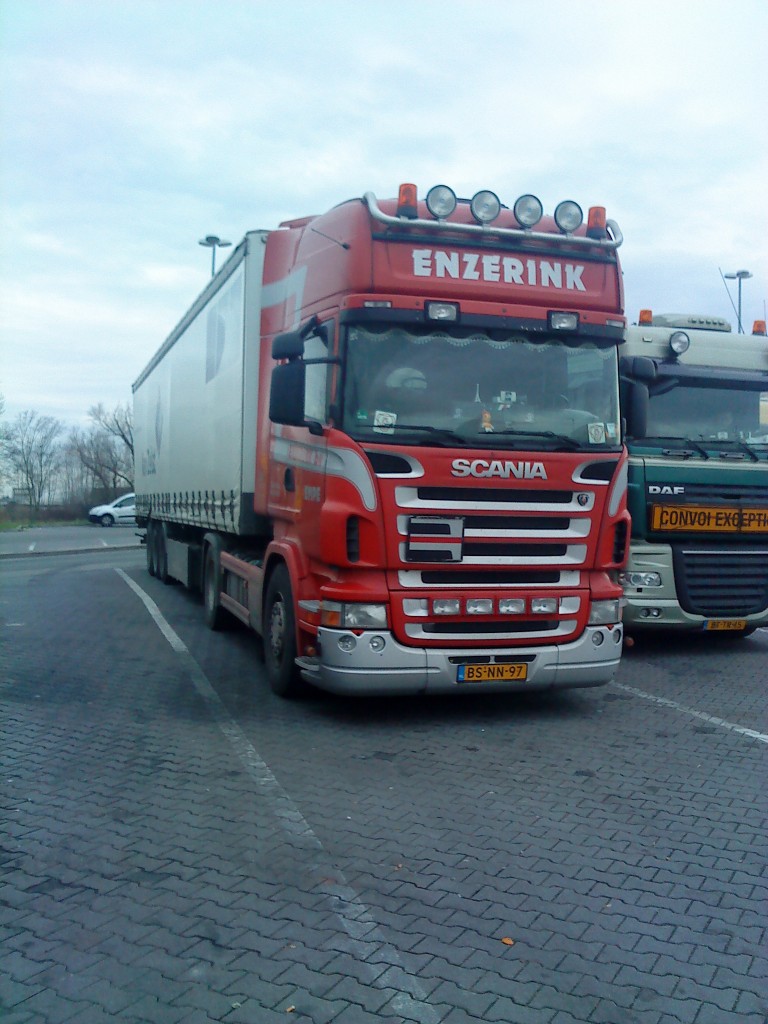 SZM SCANIA R 500 mit Pritsche-Planen-Auflieger der Spedition Enzerink gesehen auf dem Parkplatz der Raststtte Dannstadt an der A 61 am 16.01.2014