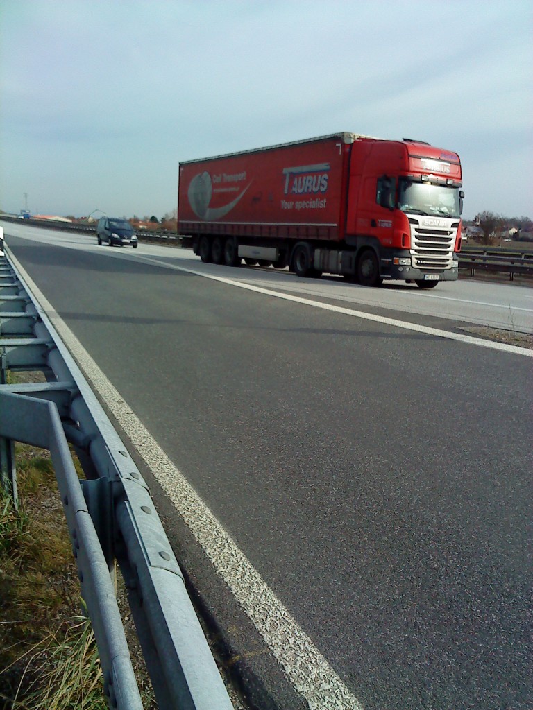 SZM SCANIA R 500 mit Pritsche-Planen-Auflieger der Spedition Taurus gesehen auf der A 6 Hhe Grnstadt am 18.02.2014