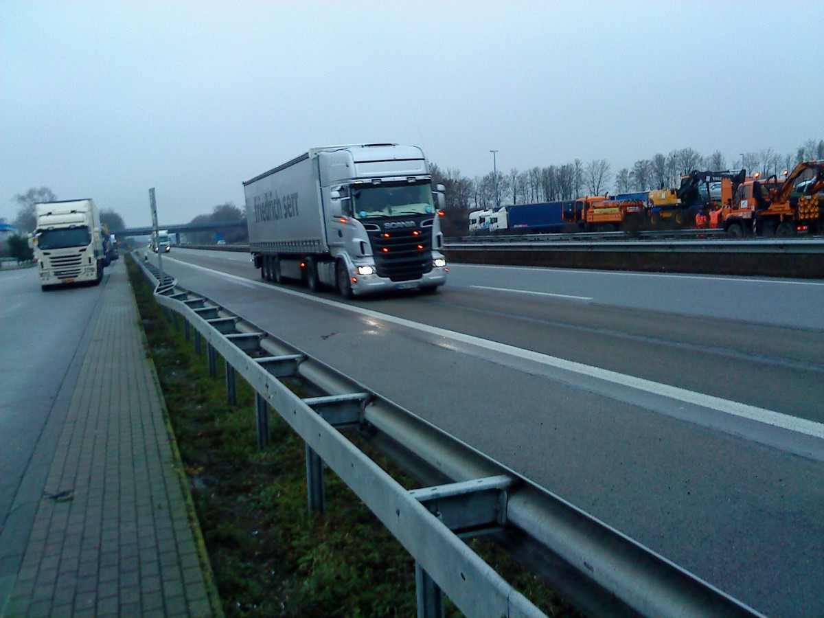 SZM SCANIA R 560 mit Pritsche-Planen-Auflieger der Spedition Friedrich Serr gesehen auf der A61 an der Raststtte Dannstadt am 14.01.2014