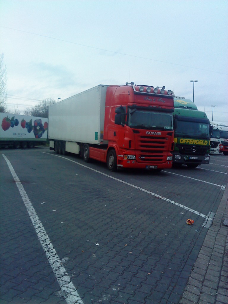 SZM SCANIA R460 mit Khlkofferauflieger, gesehen auf dem Parkplatz der Raststtte Dannstadt an der A 61, am 15.01.2014