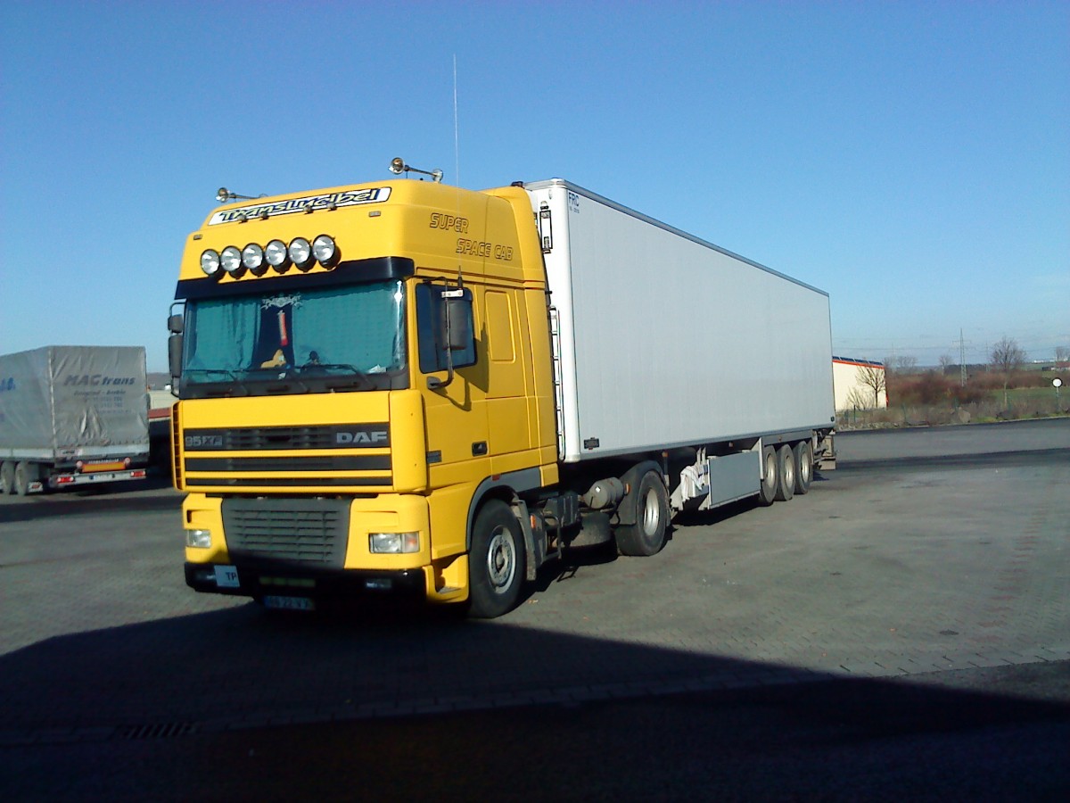 SZM Volvo 95 XF Super Space Cab mit Khlkofferauflieger der Spedition Trans Ludbel gesehen auf dem Parkplatz am Autohof Grnstadt am 28.01.2014