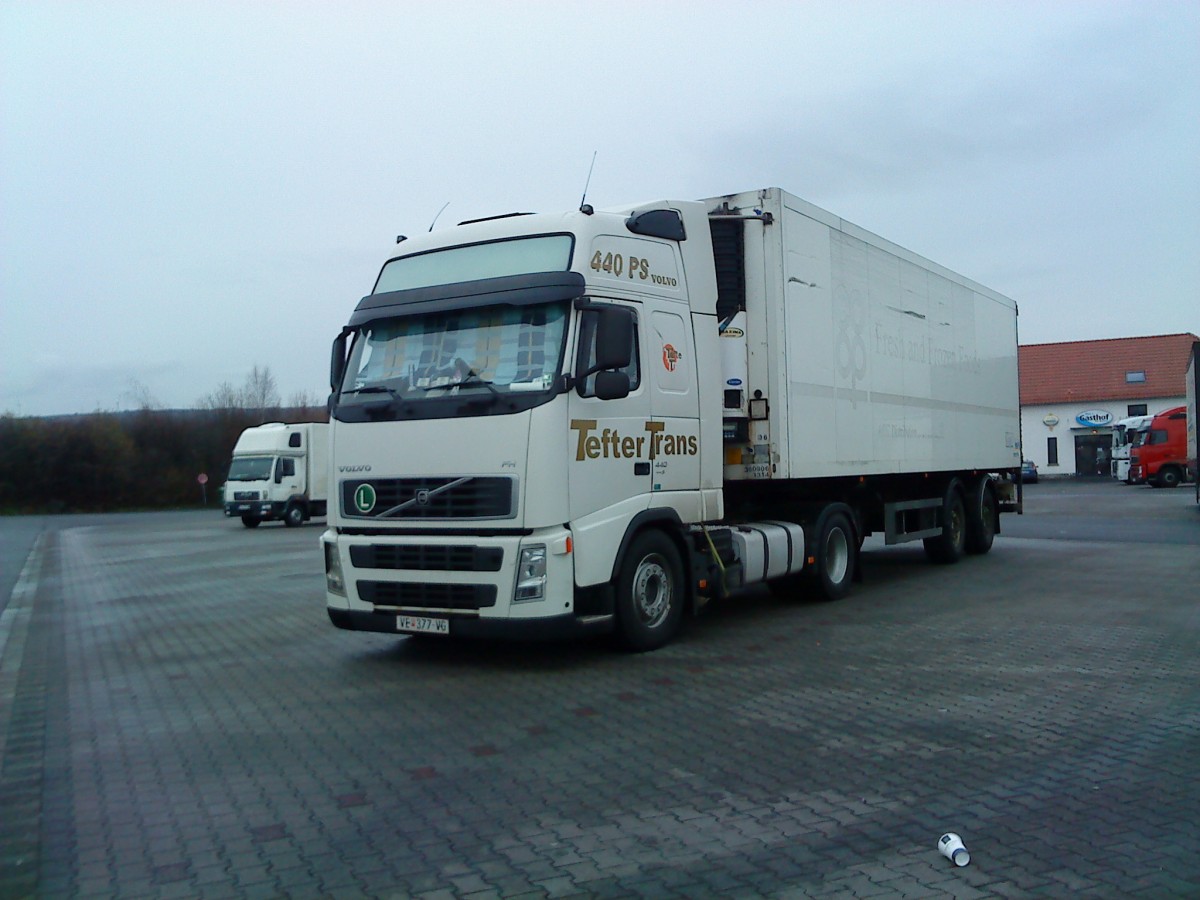 SZM VOLVO FH 14 mit Khlkofferauflieger der Spedition Tefter Trans gesehen auf dem Autohof in Grnstadt am 14.02.2014