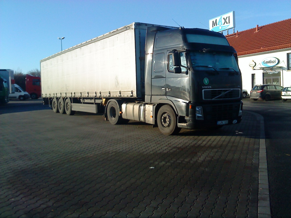 SZM Volvo FH 480 mit Pritsche-Planen-Auflieger auf dem Autohof in Grnstadt am 30.12.2013