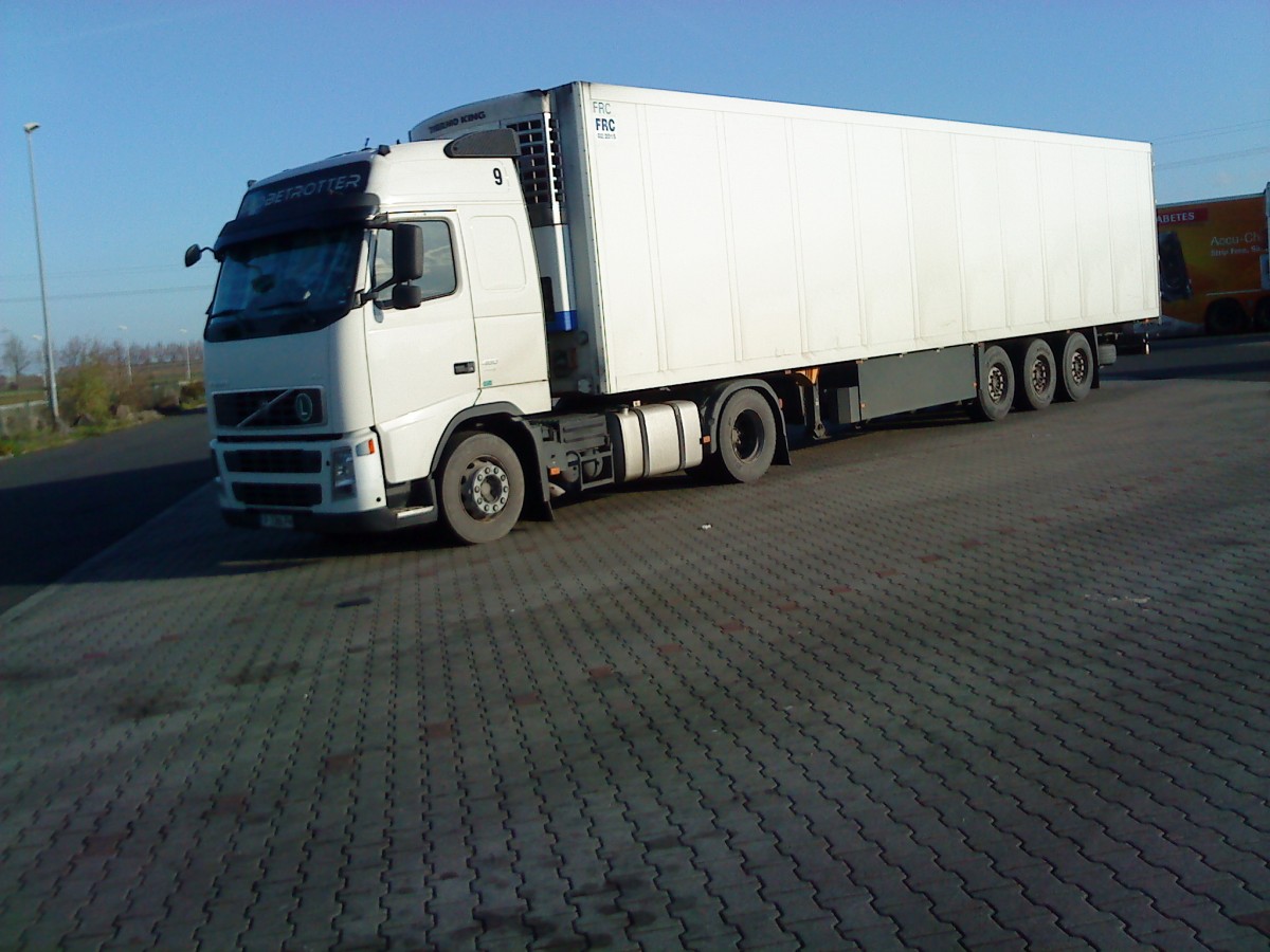 SZM Volvo FH Globetrotter mit Khlauflieger auf dem Autohof in Grnstadt am 02.12.2013