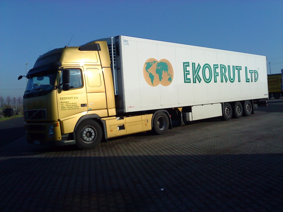 SZM Volvo FH Globetrotter mit Khlkofferauflieger der Spedition EKOFRUT Ltd. aus Bulgarien auf dem Autohof in Grnstadt am 10.12.2013