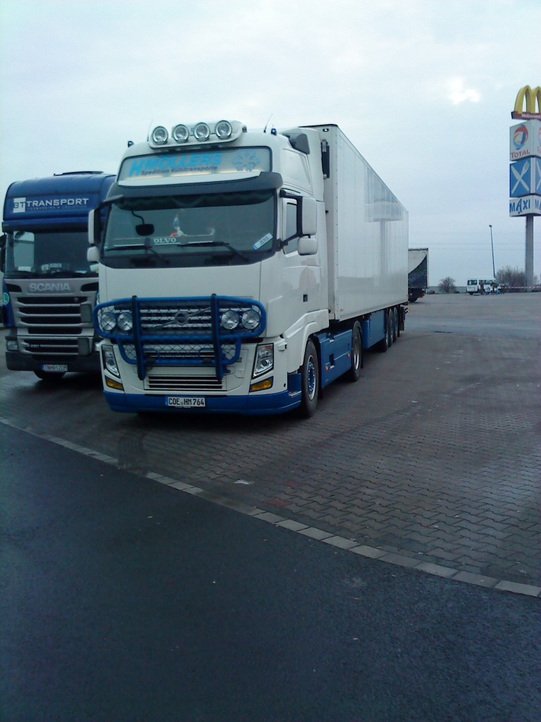 SZM Volvo FH Globetrotter mit Kühlkoffer-Auflieger gesehen auf dem Autohof in Grünstadt am 10.02.2014