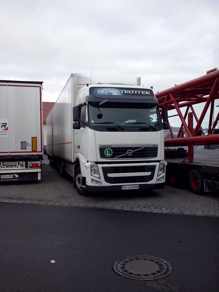 SZM Volvo FH Globetrotter mit Khlkoffer-Auflieger gesehen auf dem Autohof in Grnstadt am 11.02.2014