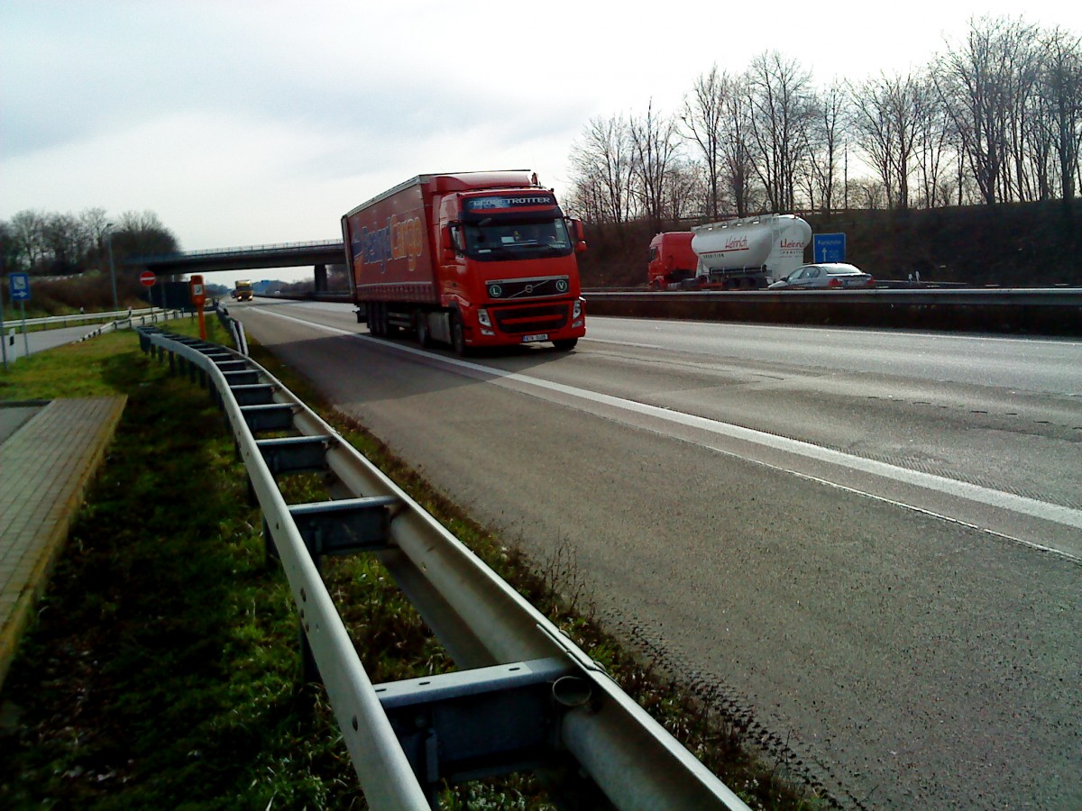 SZM VOLVO FH Globetrotter mit Pritsche-Planen-Auflieger gesehen auf der A 61 Hhe Rasthof Dannstadt am 18.02.2014