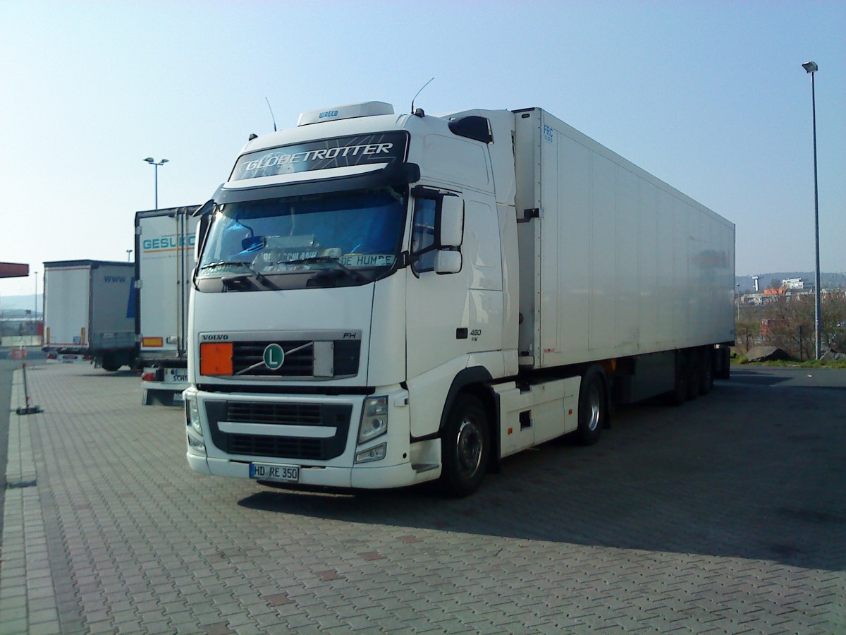 SZM VOLVO FH Globetrotter mit Khlkofferauflieger gesehen auf dem Autohof in Grnstadt am 12.03.2014