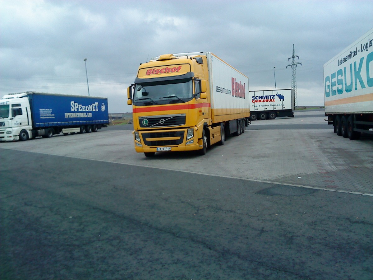 SZM Volvo FH mit Khlkofferauflieger der Spedition Bischof auf dem Autohof in Grnstadt am 05.12.2013