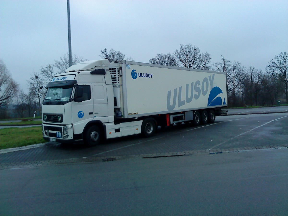 SZM Volvo FH mit Khlkofferauflieger der Spedition Ulusoy auf dem Parkplatz an der Raststtte Dannstadt an der A 61 gesehen am 14.01.2014