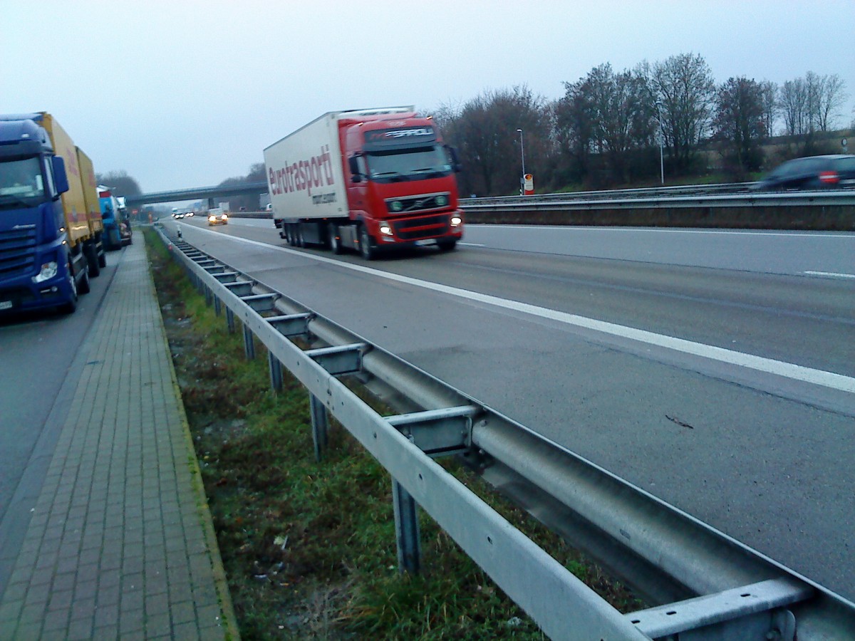 SZM Volvo FH mit Khlkofferauflieger der Spedition Eurotransporti gesehen auf der A 61 Hhe Raststtte Dannstadt am 14.01.2014