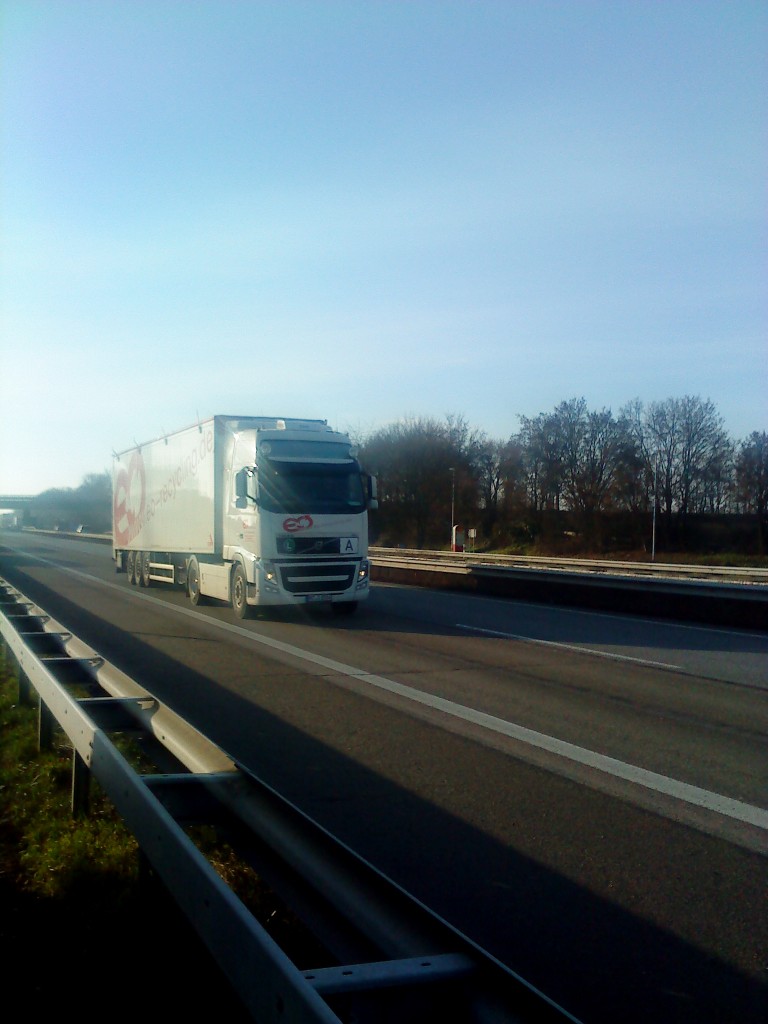 SZM Volvo FH mit Khlkofferauflieger gesehen auf der A 61, Hhe Raststtte Dannstadt am 15.01.2014