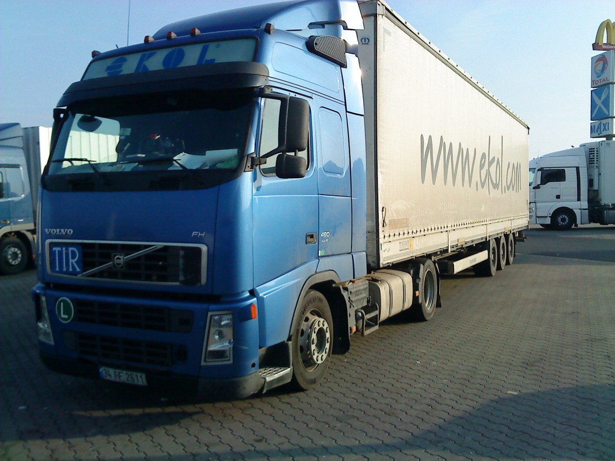 SZM Volvo FH mit Pritsche-Planen-Auflieger der Spedition Ecol auf dem Autohof in Grnstadt am 03.12.2013