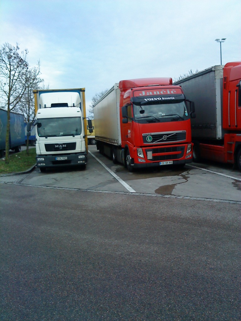 SZM Volvo FH mit Pritsche-Planen-Auflieger der Spedition Jancic auf dem Parkplatz an der Raststtte Leipheim am 15.12.2013