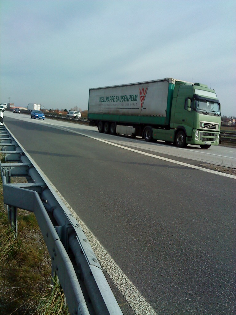 SZM Volvo FH mit Pritsche-Planen-Auflieger der Wellpappe Sausenheim gesehen auf der A 6 Hhe Grnstadt am 18.02.2014