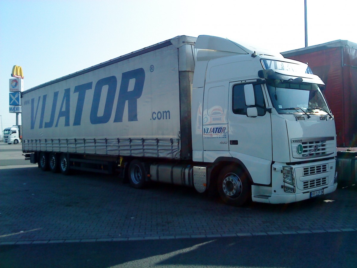 SZM VOLVO FH mit Pritsche-Planen-Auflieger der Spedition VIJATOR gesehen auf dem Autohof in Grnstadt am 12.03.2014