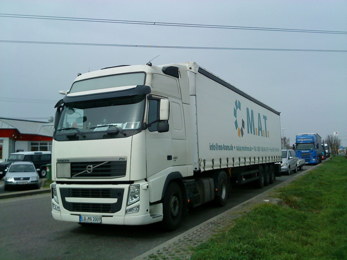 SZM VOLVO FH mit Pritsche-Planen-Auflieger der Spedition M.A.T. gesehen auf dem Rasthof Dannstadt an der A 61 am 18.03.2014