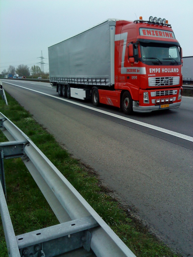 SZM VOLVO FH mit Pritsche-Planen-Auflieger der Spedition Enzerink bv gesehen auf der A 61 Hhe Raststtte Dannstadt am 18.03.2014