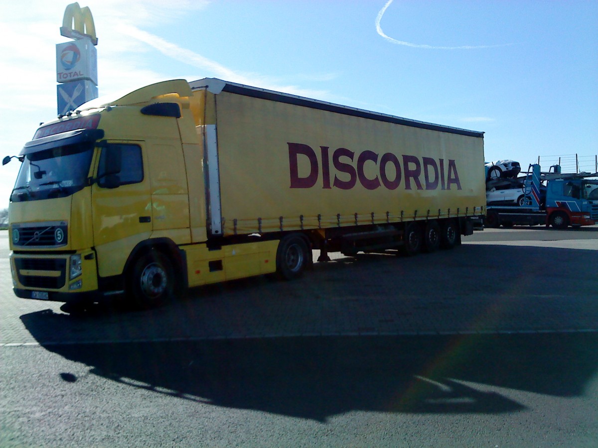 SZM VOLVO FH mit Pritsche-Planen-Auflieger der Spedition Discordia gesehen auf dem Autohof in Grnstadt am 20.03.2014