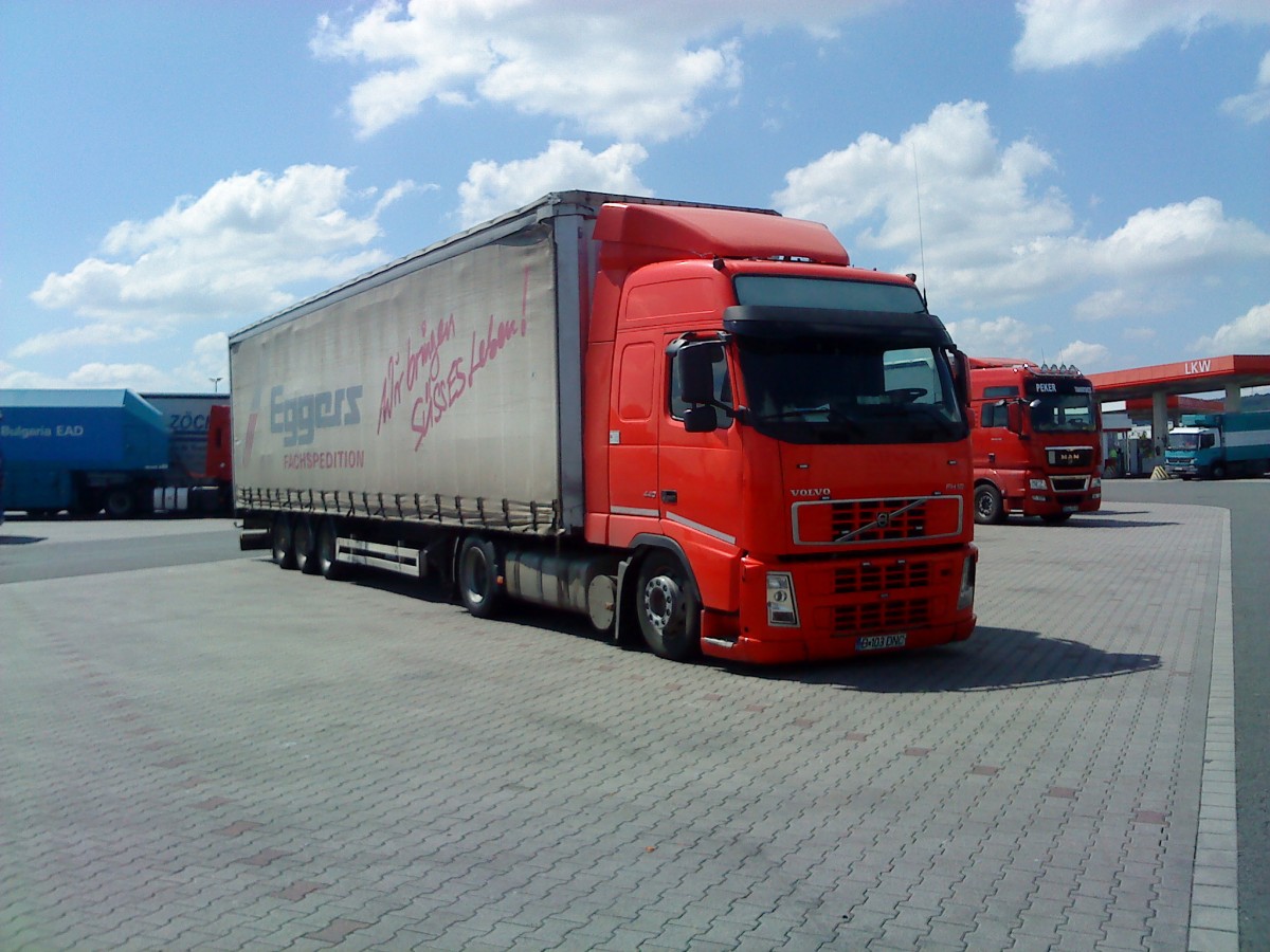 SZM Volvo FH mit Pritsche-Planen-Auflieger der Spedition Eggers gesehen auf dem Autohof in Grnstadt am 16.05.2014