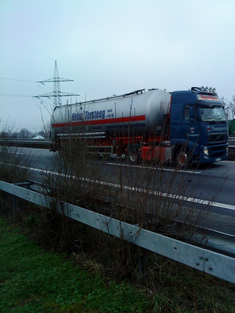 SZM Volvo FH mit Tankauflieger der Spedition Heinz Tersteeg GmbH & Co KG gesehen auf der A 61 bei der Raststtte Dannstadt am 14.01.2014