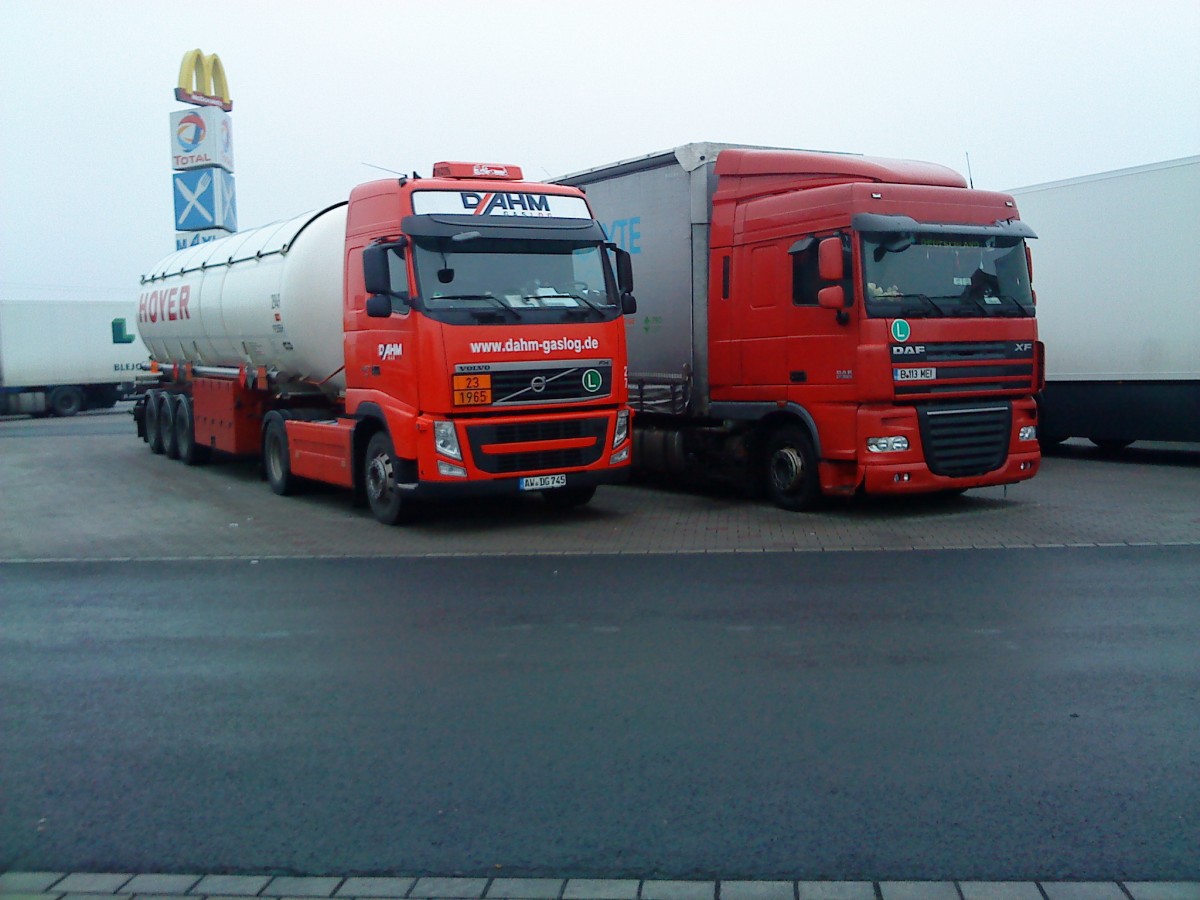 SZM Volvo FH der Spedition Dahm Gaslog GmbH Niederzissen mit Tankauflieger der Firma Hoyer Hamburg auf dem Autohof in Grnstadt am 11.12.2013