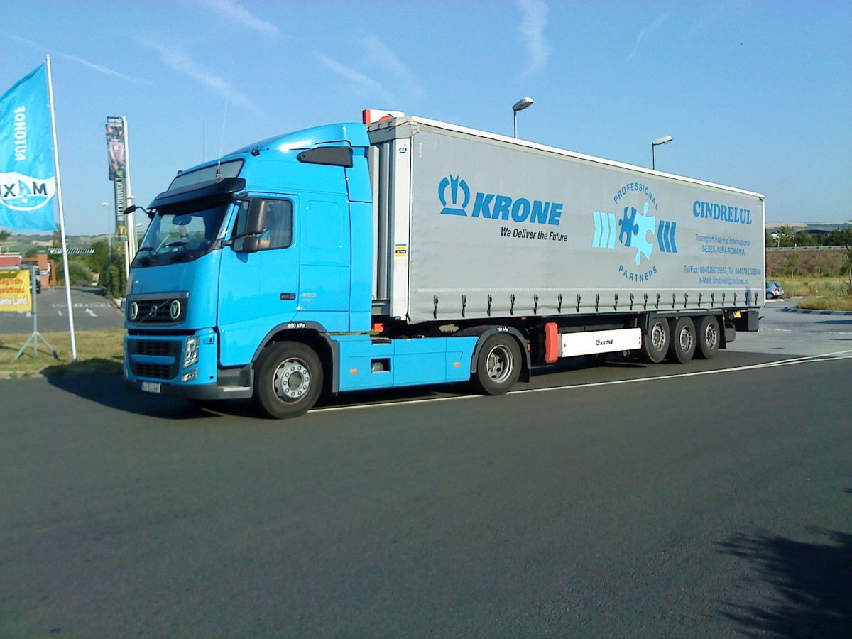 SZM Volvo Globetrotter mit Pritsche-Planen-Auflieger auf dem Autohof in Grnstadt am 14.07.2014