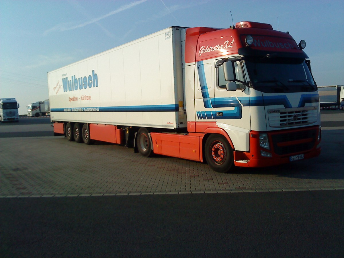 SZM Volvo Globetrotter XL mit Khlkofferauflieger der Spedition Wulbusch gesehen auf dem Autohof in Grnstadt am 30.04.2014