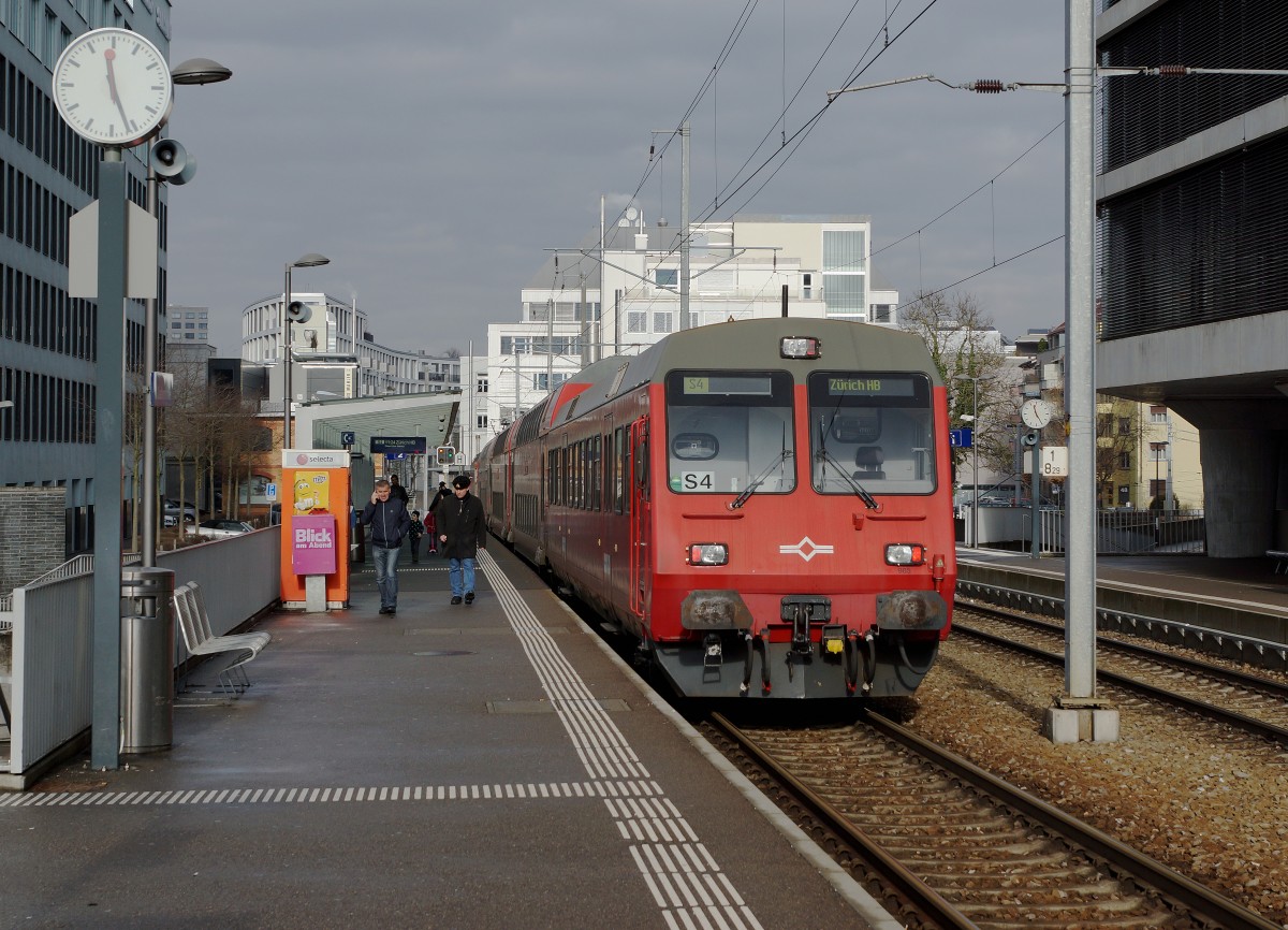 SZU: Ab Zürich HB verkehren die Züge der SZU als S 4 nach Langnau Gattikon und Sihlwald sowie als S 10 auf den Uetliberg. Triebzug der S 4 nach Langnau Gattikon mit unpassendem Steuerwagen bei einem Zwischenhalt in Zürich Saalsporthalle am 23. Januar 2016.
Foto: Walter Ruetsch