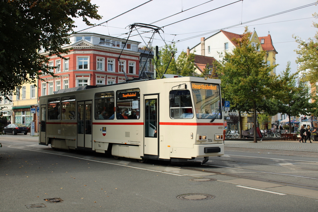 T6A2(704)von CKD Praha-Smichov am Mittag des 26.09.2021 in Höhe Rostock Doberaner Platz