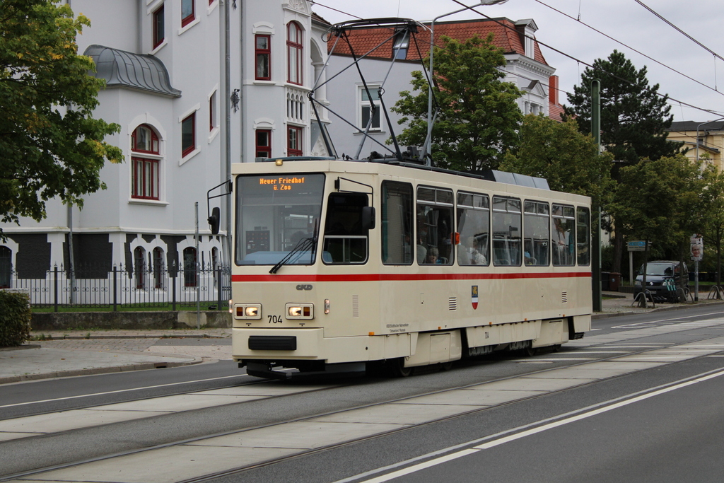 T6A2(704)von CKD Praha-Smichov am Vormittag des 19.09.2021 in der Rostocker Rosa-Luxenburg-Str.