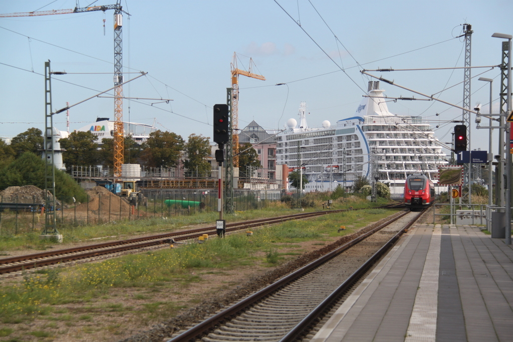 Talent 2 in Warnemnde vor den Kreuzfahrt-Schiffen Aidamar und Seven Seas Voyager am 19.09.2015