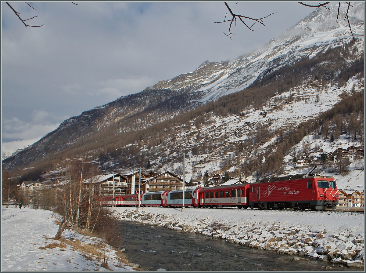 Talwärts schiebt die HGe 4/4 ihren langen Reisezug kurz vor Täsch.
28. Jan. 2015