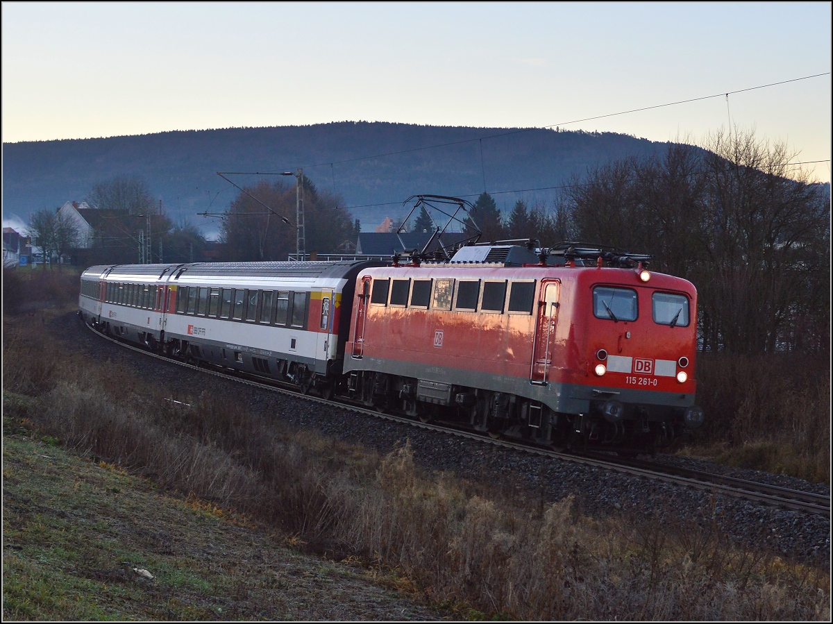 Tatschlich fahren sie noch vor ICs, wenn auch nicht mehr tglich. 115 261-0 fhrt auch nach dem Fahrplanwechsel einige Gubahn-ICs. Spaichingen, Dezember 2015. 