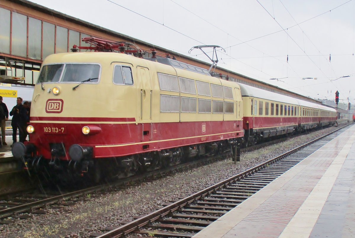 TEE mit 103 113 steht am miesen Morgen von 29 April 2018 in Trier. 