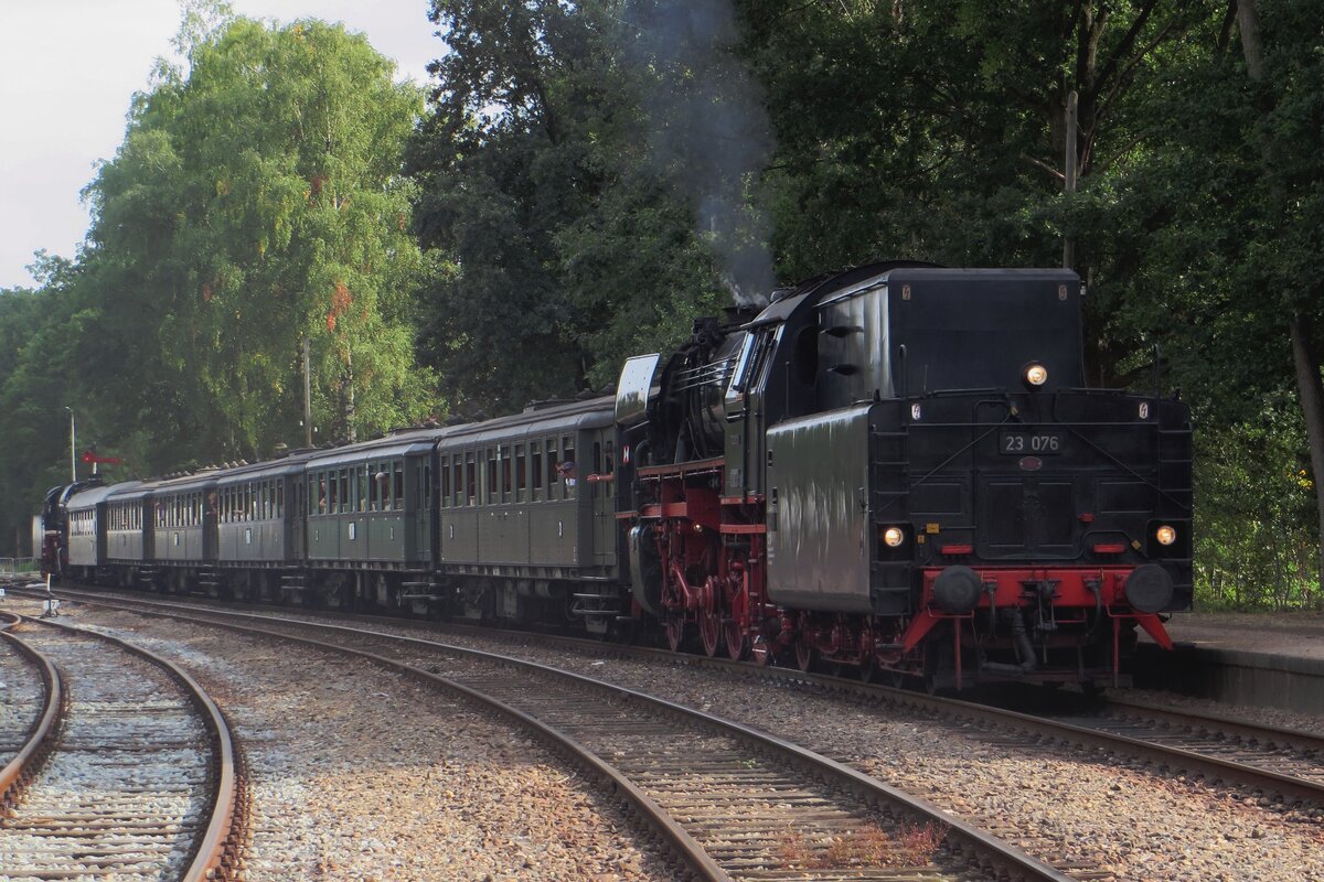 Tender vorn steht 23 076 mit ein Pendelzug am 4 September 2022 abfahrtbereit in Loenen.