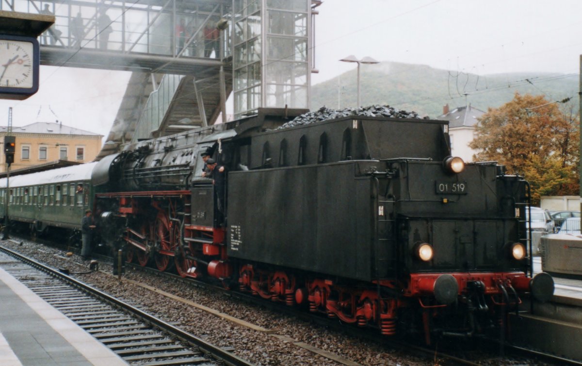 Tender vorn steht am 29 September 2005 in Neustadt (Weinstrasse) ein Sonderzug mit 01 519 abfahrtbereit. 