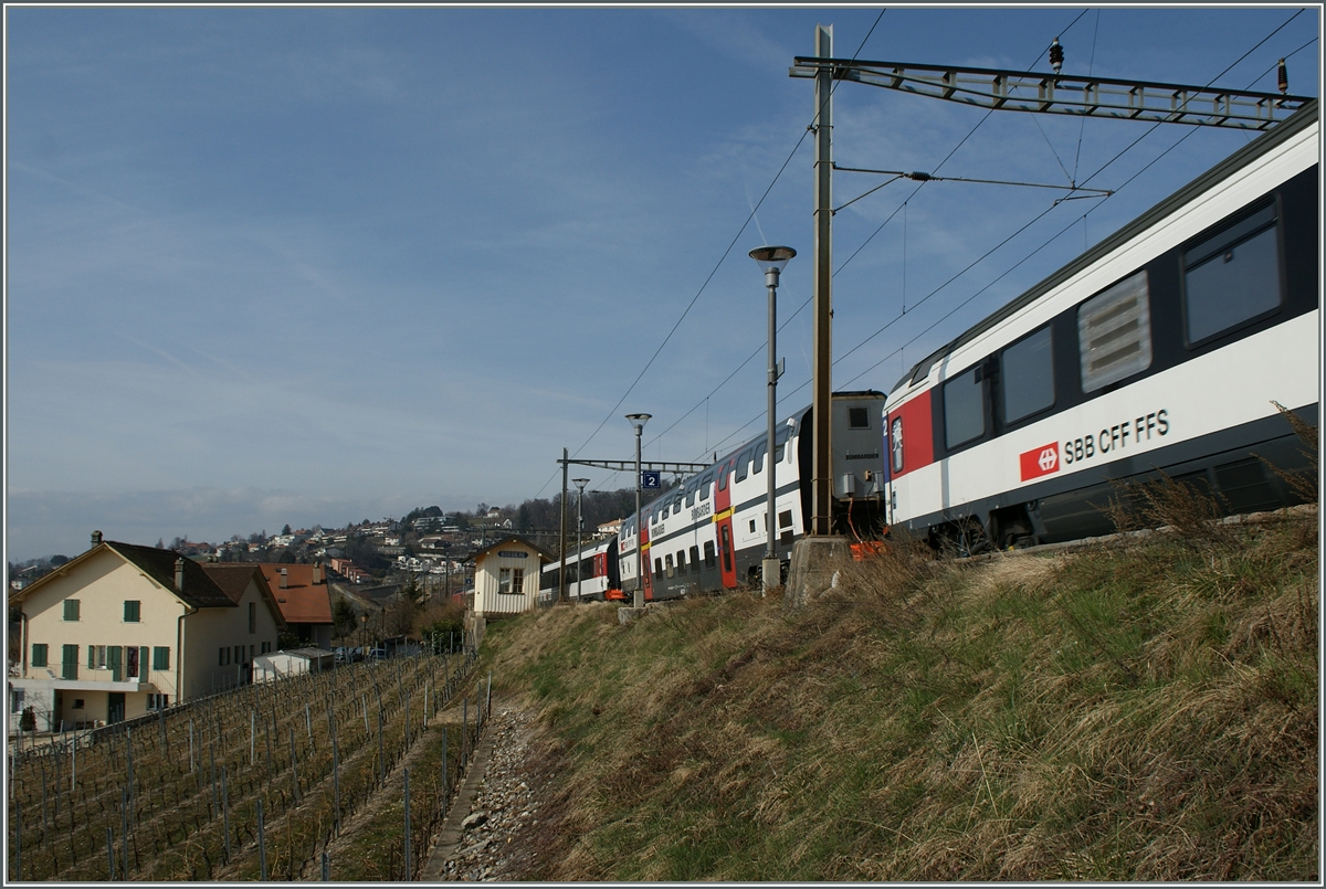 Testfahrten für den RABe 502 mit einen Doppelstock IC 2000 bei Bossiere. Im Vergleich zu den einstöckigen Wagen ist eine Neigung festzustellen, profilbedingt jedoch nur eine geringe.
10. März 2011