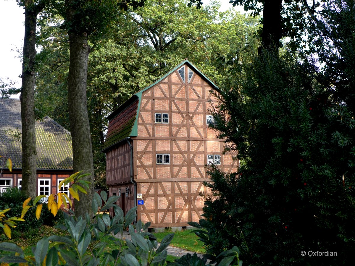 Tewel, sehr alter Speicher auf einem Bauernhof in der Lüneburger Heide.
Photo © Oxfordian