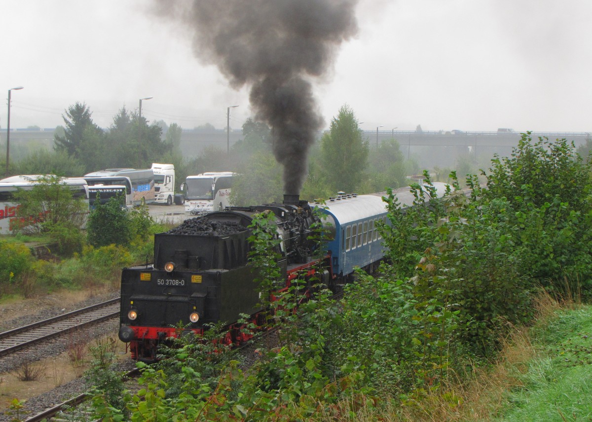 TG 50 3708-0 e.V. mit dem DPE 90147 aus Blankenburg, am 13.09.2014 beim Kreuzungshalt in Freyburg Bbf.
