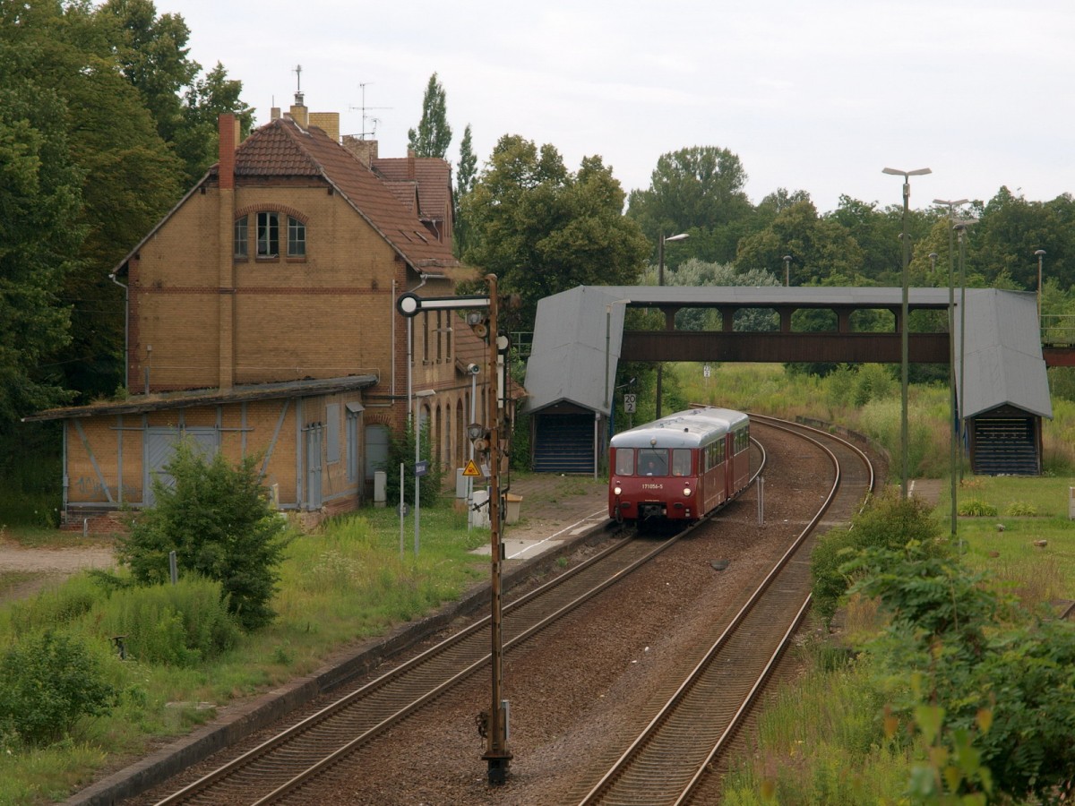 TG Ferkeltaxi 171 056-5 + 972 771-0 als DPE 33897 von Naumburg Ost nach Sch�nberg, am 12.07.2009 in Deuben. (Foto: Steffen Tautz)