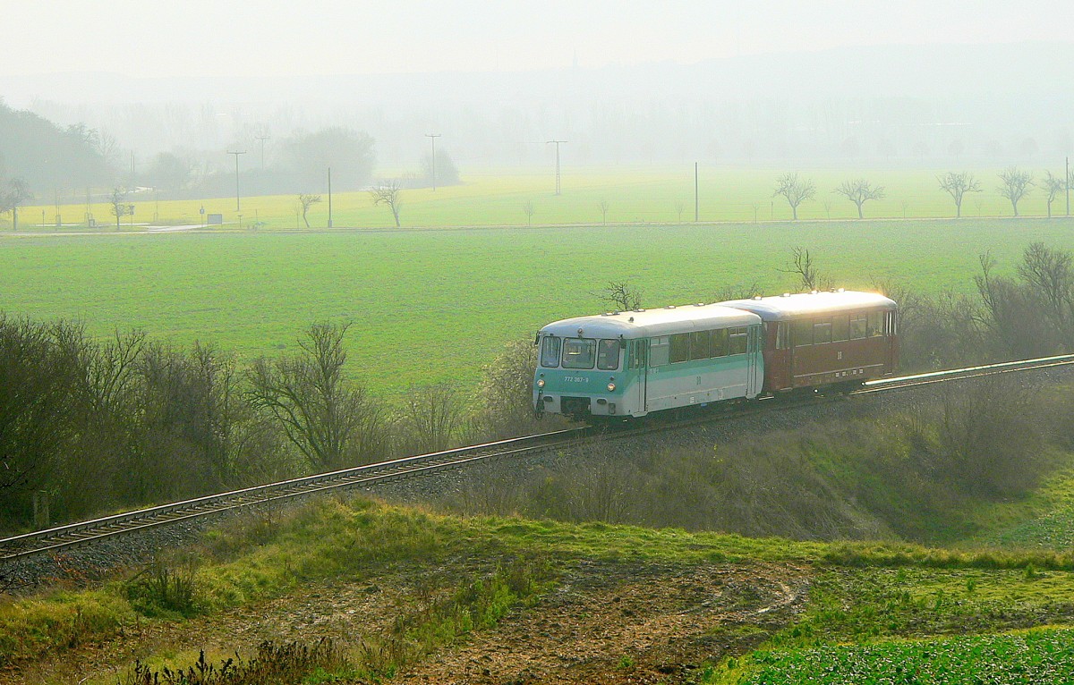 TG Ferkeltaxi 772 367-9 + 171 056-5 als DPE 33831 von Reuth (V) nach Laucha, am 12.12.2009 bei Kleinjena. Anl�sslich Deutschlands gr��ten M�rchenumzug in Bad Bibra brachte er Besucher aus dem Vogtland bis Laucha, die dann mit Bussen weiter nach Bad Bibra gebracht wurden.