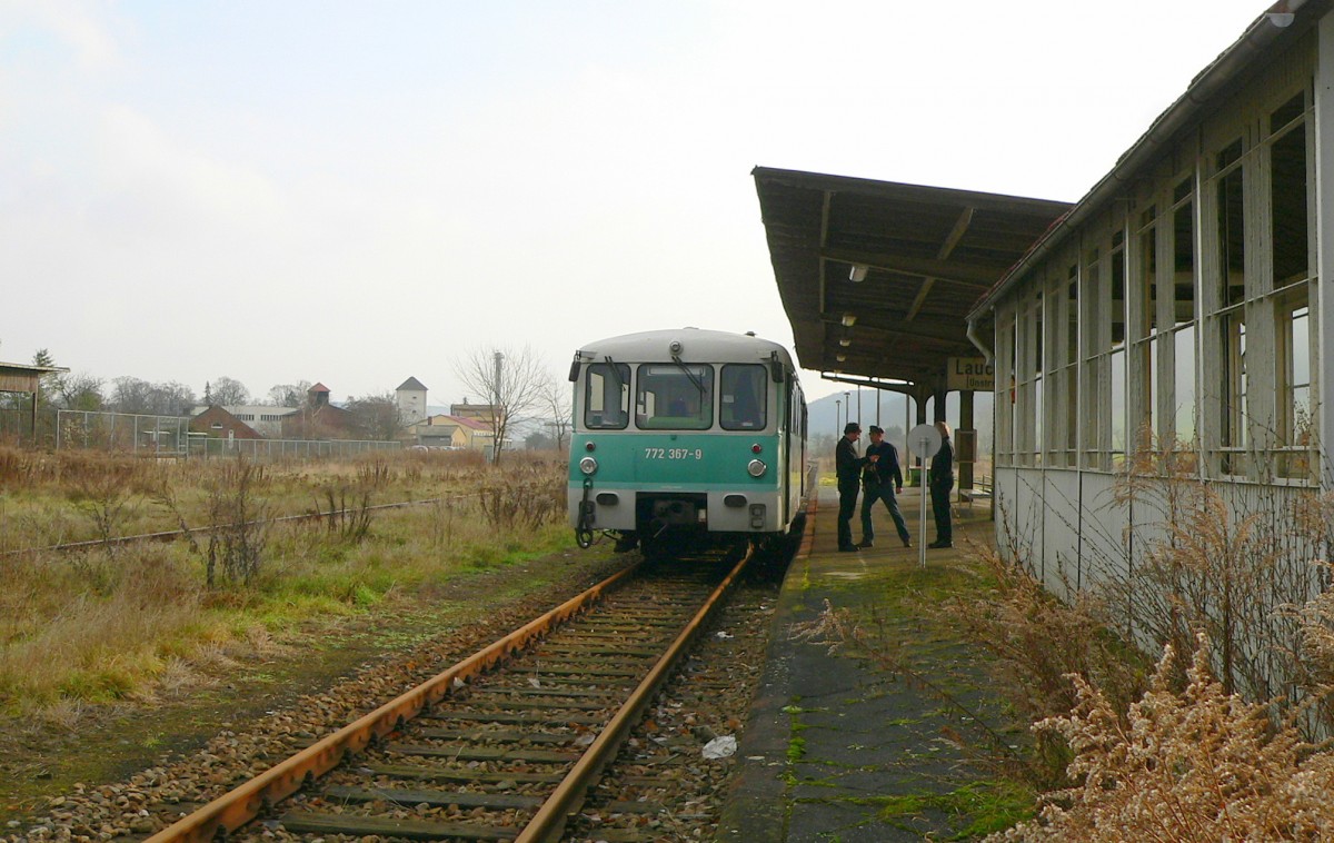 TG Ferkeltaxi 772 367-9 + 171 056-5 am 12.12.2009 nach der Ankunft in Laucha. Mit dem Bus ging es weiter nach Bad Bibra, zu Deutschlands größten Märchenumzug.