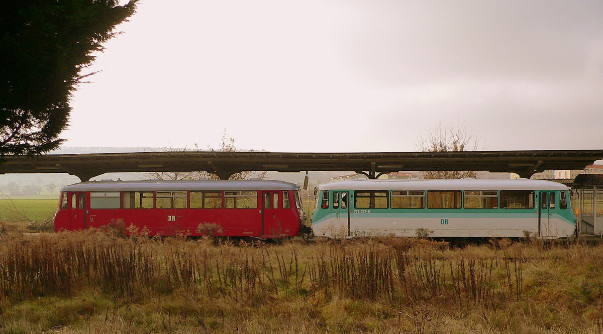 TG Ferkeltaxi 772 367-9 + 171 056-5 als DPE 33831 aus Reuth (V), am 12.12.2009 abgestellt in Laucha.
